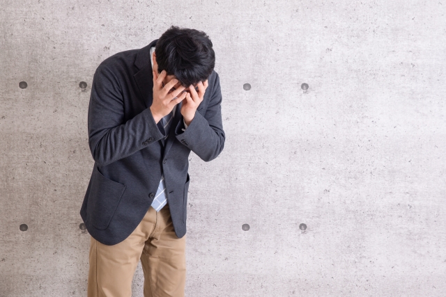 ショックを受ける男性